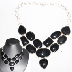 collier pierres noires