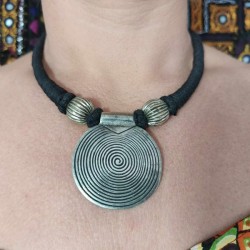 Collier Indien Pendentif rond argenté