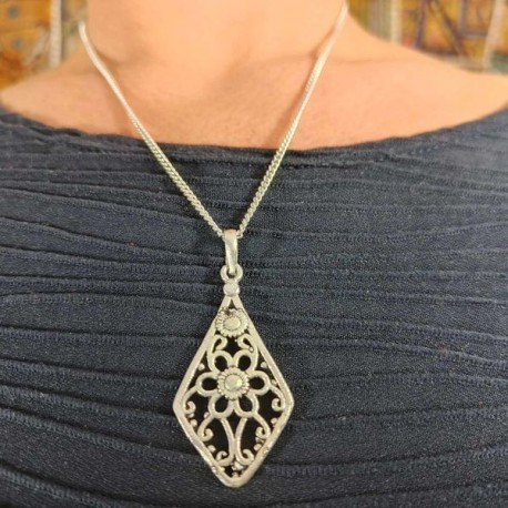 Collier Pendentif indien Argenté - Losange Fleur