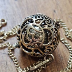 Boule clochette "Bola" Doré Aum avec chaîne 50 cm