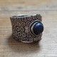 Bague indienne argentée ornée d'une pierre