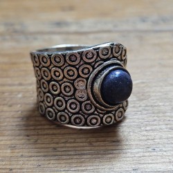Bague indienne argentée ornée d'une pierre