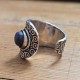 Bague indienne argentée ornée d'une pierre