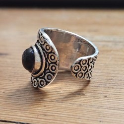 Bague indienne argentée ornée d'une jolie pierre