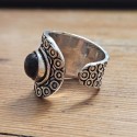 Bague indienne argentée ornée d'une jolie pierre