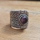 Bague indienne argentée ornée d'une jolie pierre